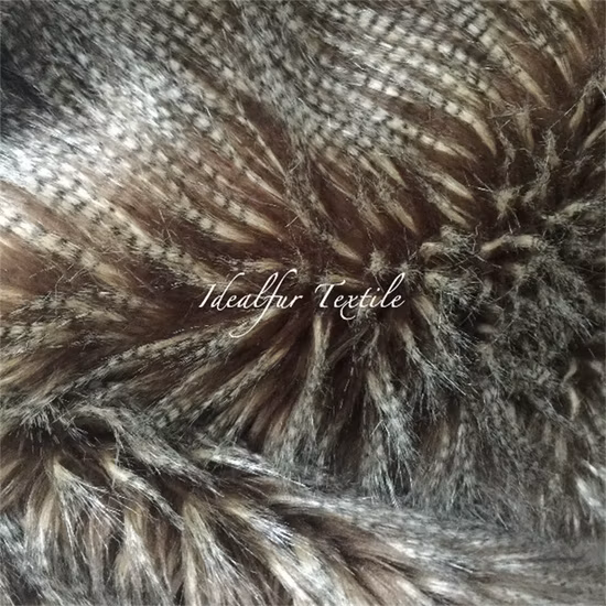Tissu luxueux en fausse fourrure à motif paon pour les amateurs de mode